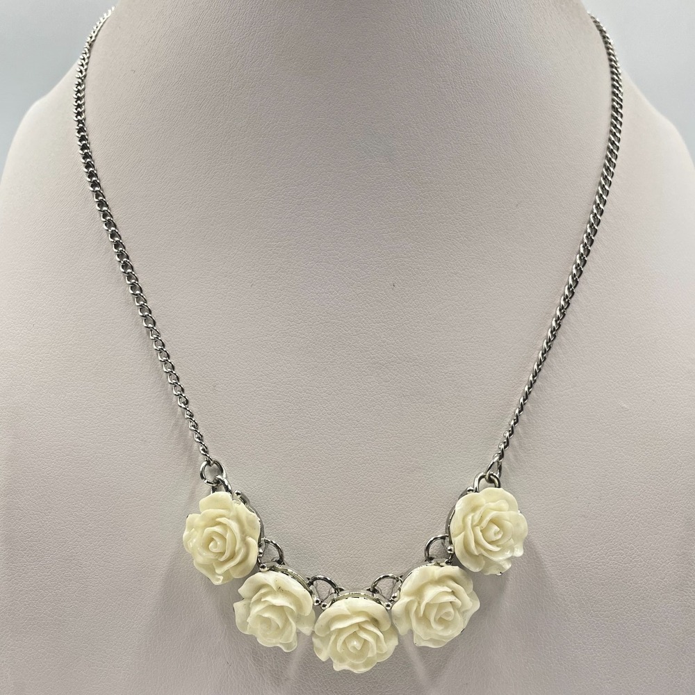 Vintage Y2K White Resin Rose Statement Necklace Silver Tone Curb Chain Choker